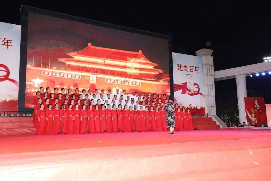 俄罗斯一码头遭袭引发火灾 乌方称对袭击负责